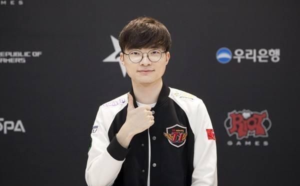 怀疑没有找到战队？前 Top Esports 顶尖选手 Wayward 的粉丝团表示：“没有船可以载我。”