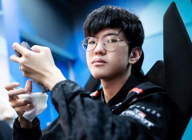 在你头上扣篮！ JackeyLove 的女警在团战中被 Tarzan 的潘森击杀， Anyone's Legend 取得了赛点